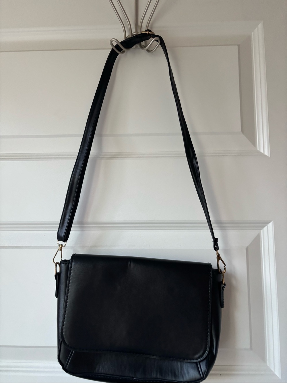 Classic Black Crossbody Shoulder Bag - Sleek Everyday Carry